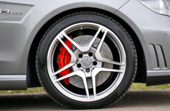 Co koupit auto-moto nadšenci k narozeninám? Tipy na dárky, které neskončí v šuplíku